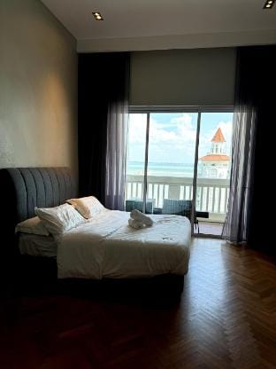 Marina Suite with Seafront Sunrise View Apartment in Penang