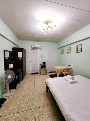 202-STP Homely room Free Wi-Fi and Near BTS Apartment in Bangkok
