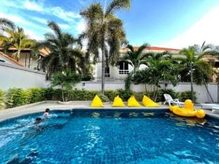 Phra Tamnak Hill Houses Vacation rental in Pattaya City