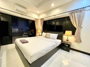 Phra Tamnak Hill Houses Vacation rental in Pattaya City