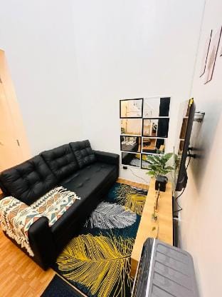 ComfyLoft Mandaluyong near MRT w/KARAOKE&WIFI&POOL Apartment in Mandaluyong