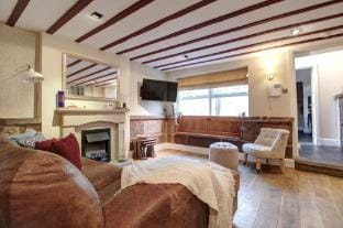 Central 2 Bed Cottage On Watergate Street by Cheshire Escapes Apartment in Chester