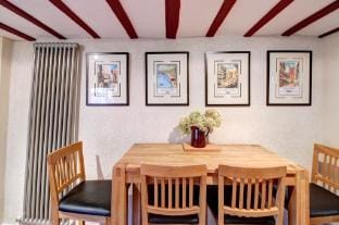 Central 2 Bed Cottage On Watergate Street by Cheshire Escapes Apartment in Chester