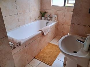 Six25 on Marine - 5 min to beach Apartment in Durban
