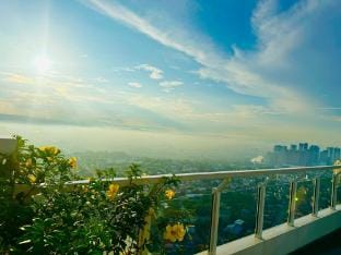 The Orabella 27F Chill Zone with a View Apartment in Pasig