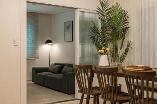 BIG 넓은 2룸-석촌역5분-6인/주차가능/잠실 롯데타워/송리단길/그린스테이 Apartment in Seoul