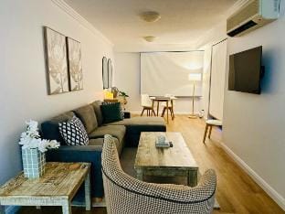 Ocean front luxury apartment - stunning pool view Vacation rental in Main Beach