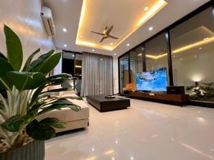 Korea Town Villa 6 Bedrooms Near My Khe Beach Villa in Da Nang