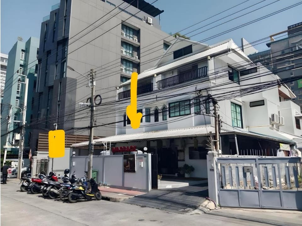 Yellow Place Sukhumvit 2 Apartment in Bangkok