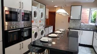 Academic Oasis: Double Room, Private Bath Apartment in Birmingham
