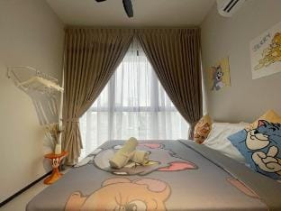 The Tom and Jerry Suite - SeaView Infinity Pool Apartment in George Town
