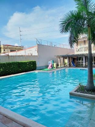 Spacious Studio Unit  with 1 queen size bed. Apartment in Pasig