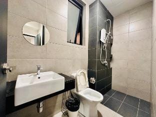 near airport seaview worldclass apartment netflix Vacation rental in George Town
