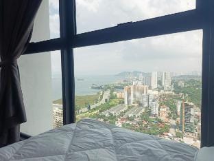 Luxury suites apart urban 10pax Netflix airport Vacation rental in George Town