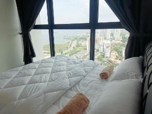 Rooftop, Netflix, Sea & City View-Condo 3BR-10pax Vacation rental in George Town