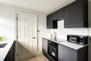 Opulent 2-bed Retreat with Garden Apartment in Bristol