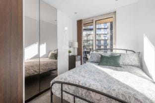 Elegant Thames-View 2-Bed Haven | Gym & Balcony Apartment in London