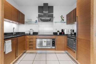 Elegant Thames-View 2-Bed Haven | Gym & Balcony Apartment in London
