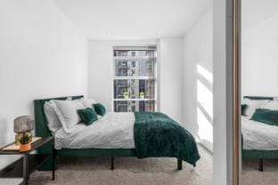Elegant Thames-View 2-Bed Haven | Gym & Balcony Apartment in London