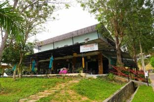 Green Gen Hotel Phuket bed in 6-bed room 1 Vacation rental in Phuket