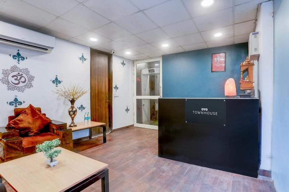 Townhouse Super Anmol Residency Near Saket Metro Delhi Hotel in New Delhi