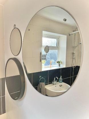 Modern 4-bed stay-away-home sleeps 8 in Preston Vacation rental in Preston