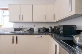 Ealing Gem 3 Bath, 2 En-Suite Flat w/ Parking Apartment in London Borough of Ealing