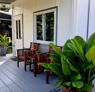 The White House Homestay at Talay Bua Daeng Farm Stay in Laos