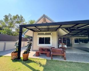 Aongsa & Ozone Sathahip House Vacation rental in Chon Buri Changwat
