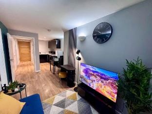 Two Bed Leeds Train Station Apartment City View Vacation rental in Leeds
