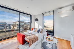 Stunning Penthouse - City Centre - Free Parking Apartment in Aylesbury Vale