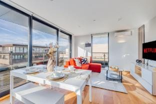 Stunning Penthouse - City Centre - Free Parking Apartment in Aylesbury Vale