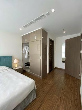 Vinhomes West Point 3 Bedrooms City View Apartment in Laos