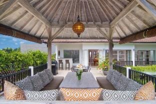 Puri Temple, Echo Beach, Central Canggu Villa in North Kuta