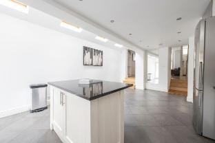 Fulham Spacious & Luxe House w/ Parking & Garden Apartment in London