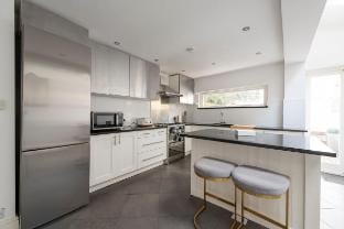 Fulham Spacious & Luxe House w/ Parking & Garden Apartment in London