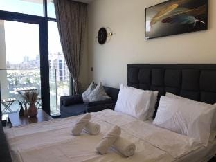 Delightful Modern Studio Azizi Vacation rental in Dubai