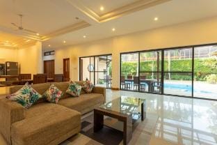 4BR Timbuktu villa, Jacuzzi Walk Villa Market V170 Villa in Chalong