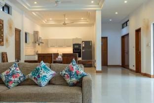 4BR Timbuktu villa, Jacuzzi Walk Villa Market V170 Villa in Chalong