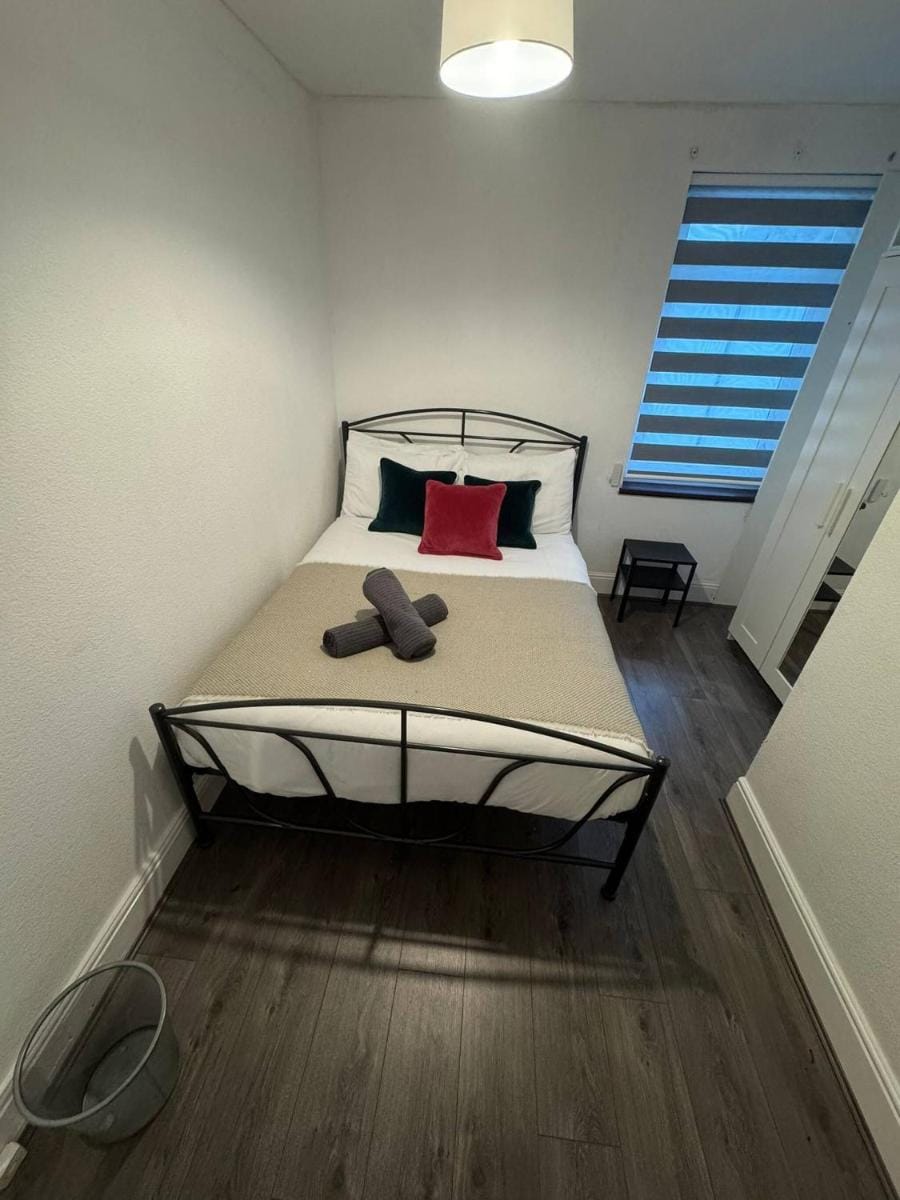 Sleek City Getaway - Walkable Free Parking Apartment in Leicester
