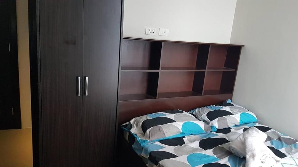 Araneta Cubao No Brown Outs 1BR Furnished Condo with Balcony free WiFi Netflix Vacation rental in Pasig
