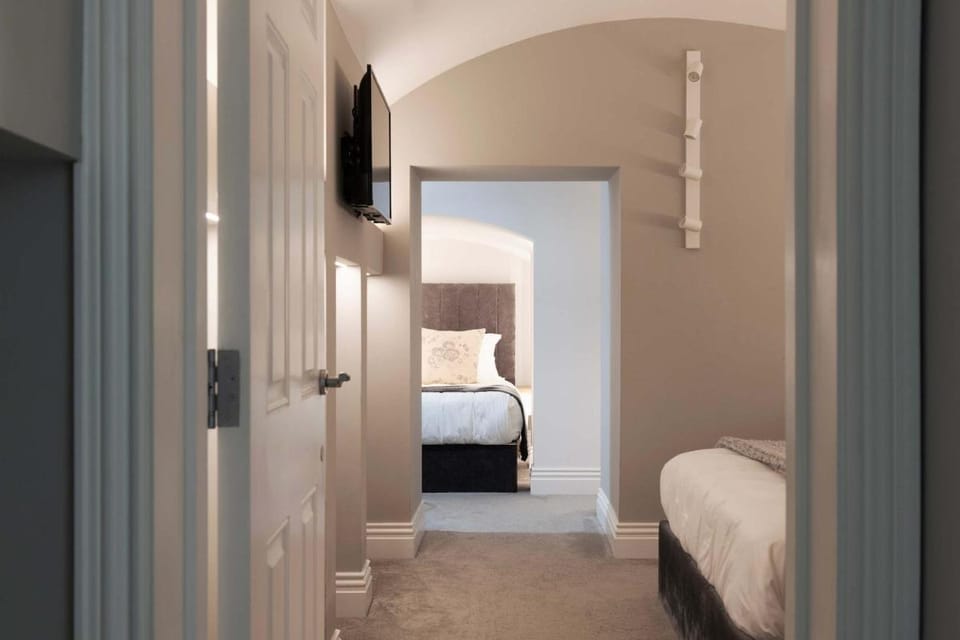 Former Wine Vaults with Hot Tub & Private Courtyard Apartment in Bath