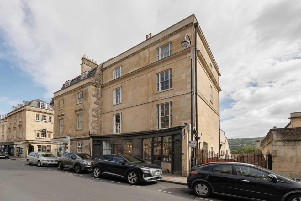 Former Wine Vaults with Hot Tub & Private Courtyard Apartment in Bath