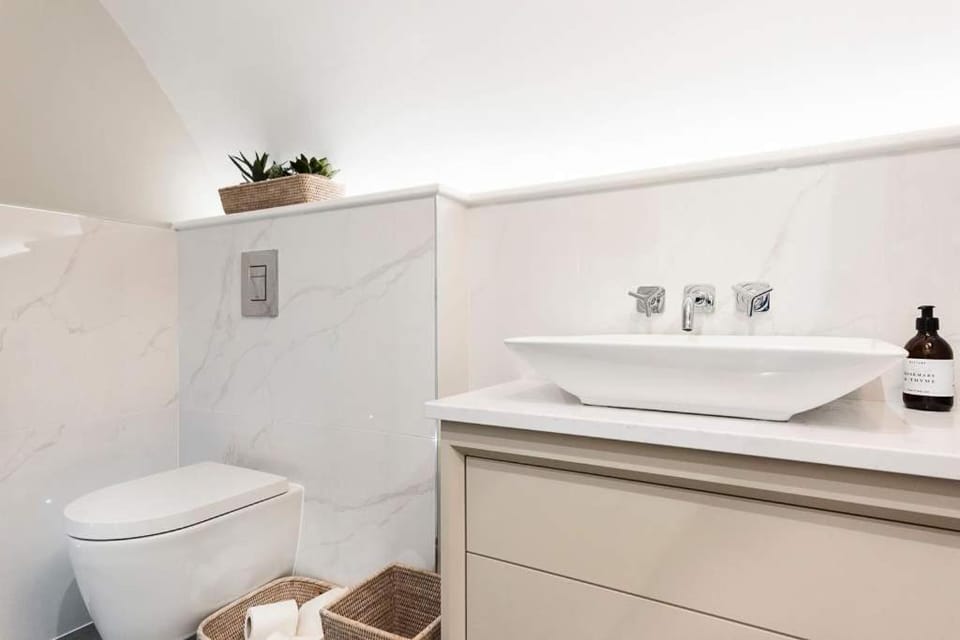 Former Wine Vaults with Hot Tub & Private Courtyard Apartment in Bath