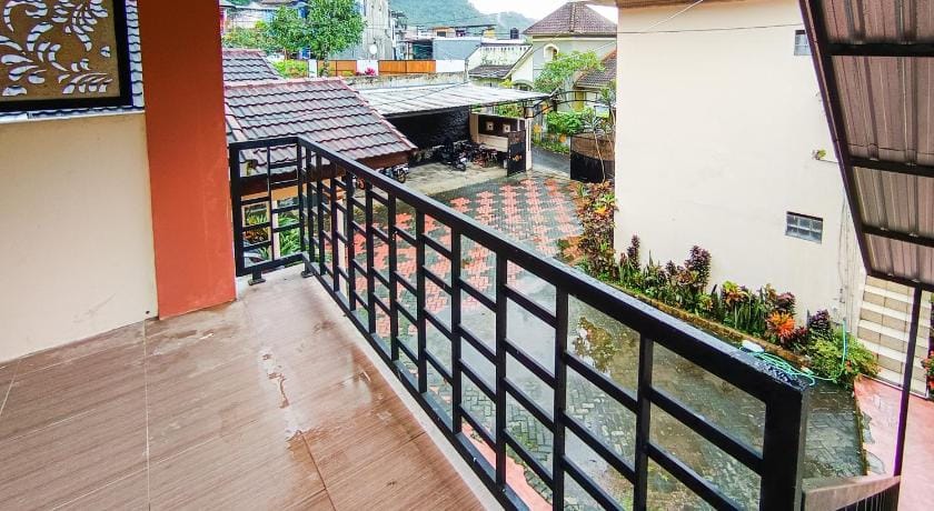 RedDoorz @ Dewa Breeze Inn Near Paralayang Hotel in Batu