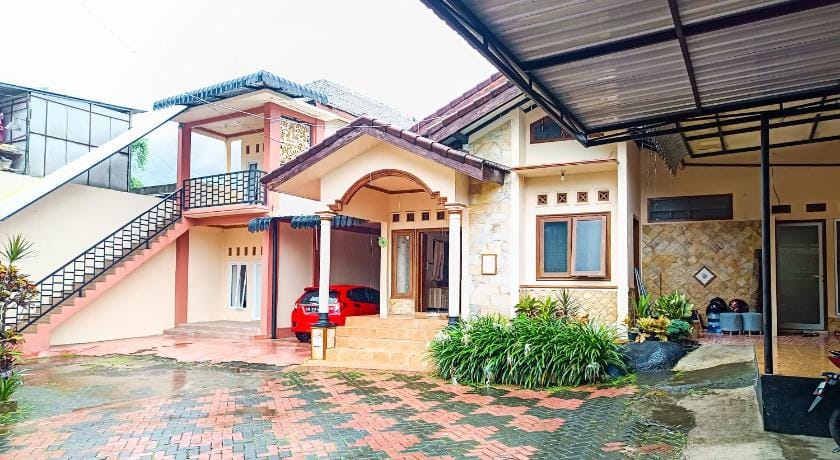 RedDoorz @ Dewa Breeze Inn Near Paralayang Hotel in Batu
