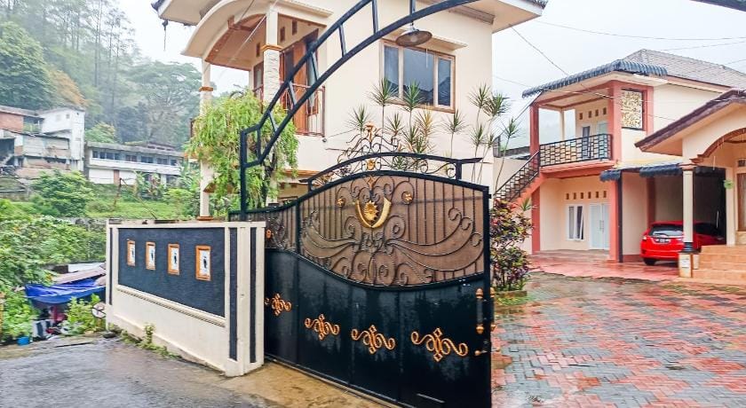 RedDoorz @ Dewa Breeze Inn Near Paralayang Hotel in Batu