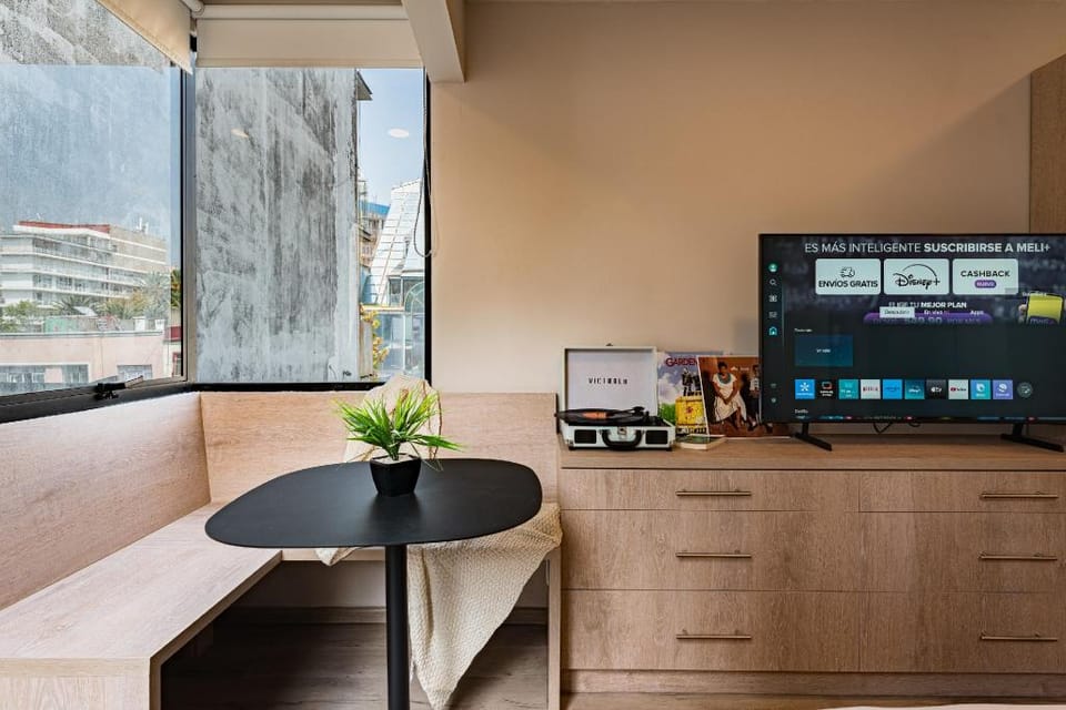 Tiny desk by VH Apartment in Mexico City