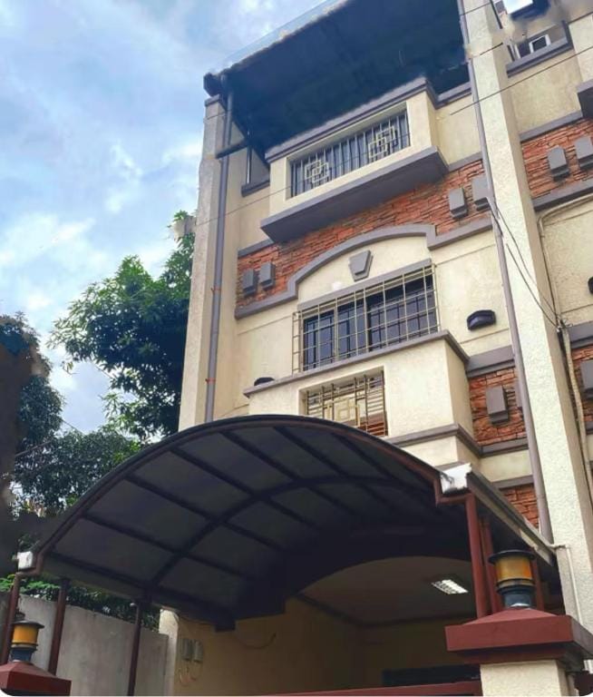 Modern Muji 3-BR Townhouse Suite in Central Makati Hotel in Makati