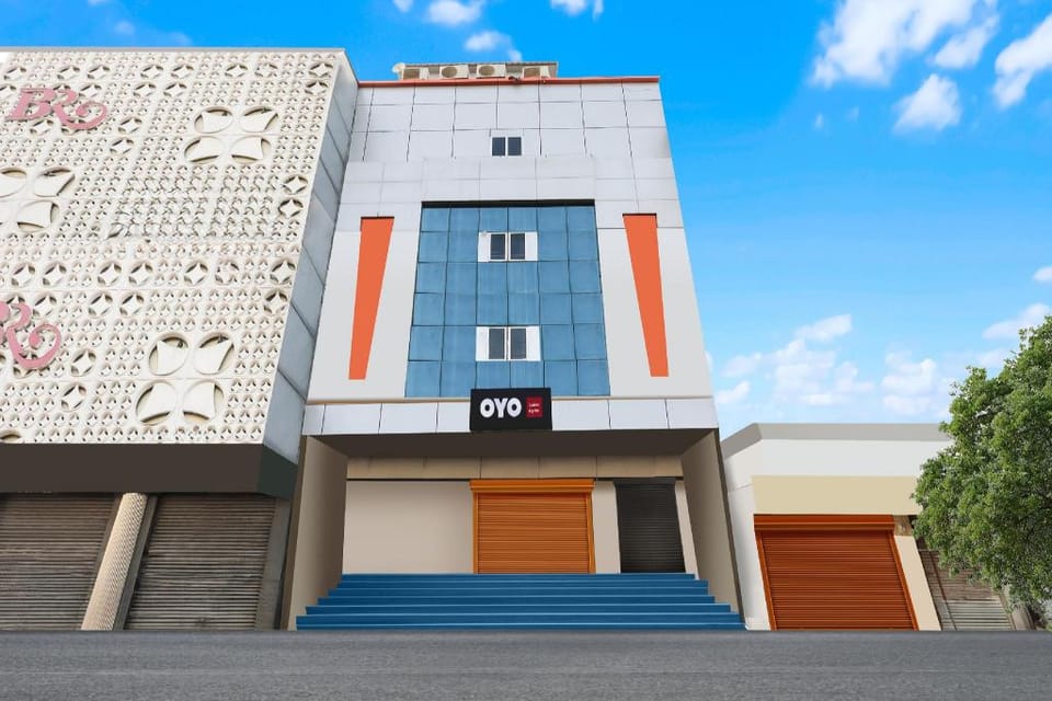 Super Hotel O 83167 Golden Key Inn Hotel in Uttar Pradesh